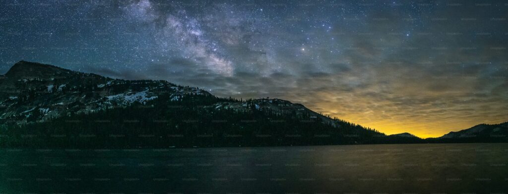 夜空は山の上の星でいっぱいです