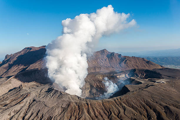 空から見た阿蘇山、活火山九州に - 熊本県 ストックフォトと画像