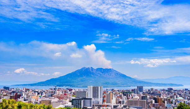 日本のサムラ島を背景にした鹿児島市の風景 - 鹿児島県 ストックフォトと画像