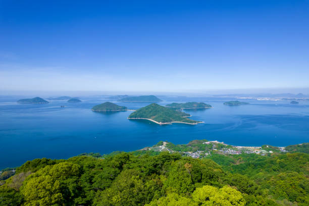 桜で有名な志徳山の初夏のドローン写真、香川県三富市の瀬戸内海。 - 香川県 ストックフォトと画像