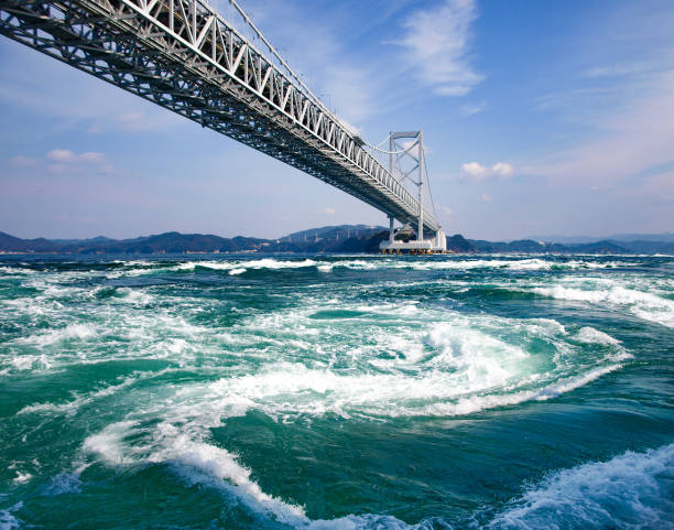 世界最大級の鳴門海峡、日本大鳴門橋のうずしおで波を旋回 - 徳島県 ストックフォトと画像