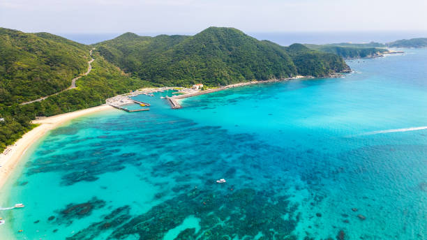 沖縄県渡嘉敷島の阿波連ビーチの空中写真 - 沖縄 ストックフォトと画像