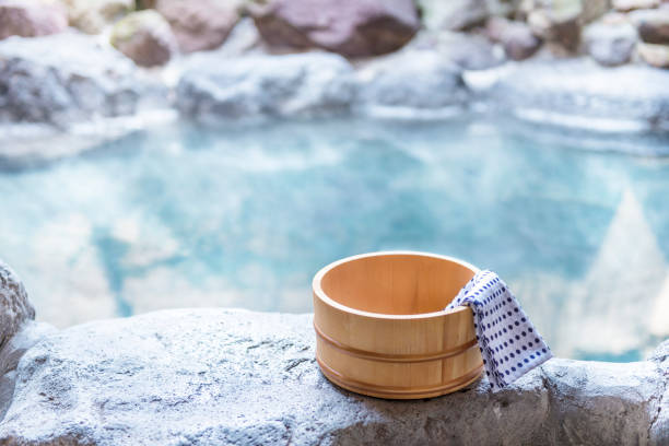 Japanese hot spring open-air bath | 貸別荘/バケーションレンタル探検隊 日本温泉、露天風呂 - 露天風呂 ストックフォトと画像
